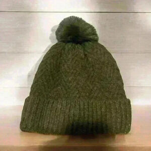 NWOT Ellie’s Boutique Fashion warm knitted hat with faux fur pom pom ❤️
